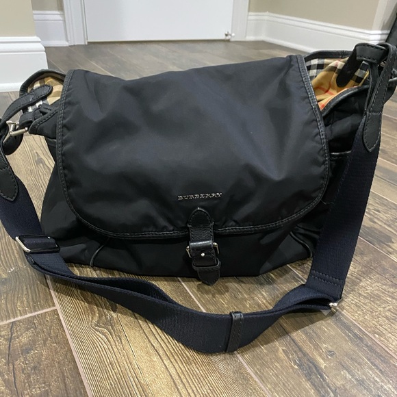 Burberry diaper bag. Black nylon with signature Burberry print inside - Picture 2 of 9